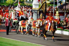 Royal horse­-drawn carriage Ki Jaga Raksa carries the very first Indonesian flag during a ceremony at the State Palace in Central Jakarta on Wednesday. The flag was hand sewn by the late Fatmawati, Indonesia’s first First Lady. The carriage was sent from Purwakarta regency. JP/Seto Wardhana

