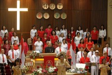 A choir from the Indonesian Christian Church in Kebonjati, Bandung, sings the national anthem, “Indonesia Raya” (Great Indonesia) before Independence Day service on Wednesday. Priest Timothy Setiawan said in his sermon that independence meant the freedom to live and having rights as a citizen without discrimination. JP/Arya Dipa