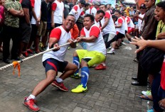 A group of people give their all during a tug-­of-­war competition in Banyumanik, Semarang, Central Java. Tug-­of­-war is among favorite activities during Independence Day celebrations. JP/Suherdjoko
