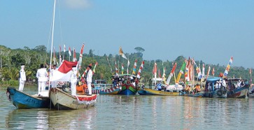 Cilacap fishermen celebrate Independence Day at sea