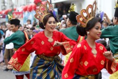 Dancers from Singapore make the carnival more colorful. JP/Arya Dipa