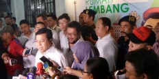 Golkar chairman donates Rp 100 M to Ahok’s campaign team