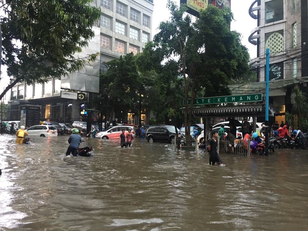 Heavy rain causes jams and flooding in South Jakarta - City - The