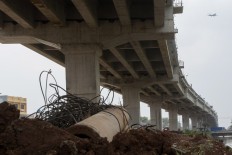 A section of the Bekasi-Cawang-Kampung Melayu (Becakayu) toll road that connects Jakarta and Bekasi, West Java, rises above Jl. Inspeksi Kalimalang in East Jakarta. The Jakarta administration plans to allocate Rp 618.9 billion (US$43.5 million) in development funding for its satellite cities next year.