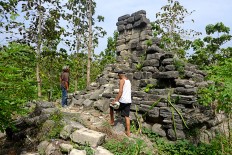 Illegal treasure hunters flock to Sukoharjo heritage site in Central Java 