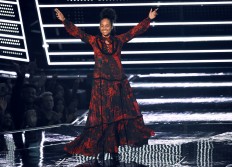 Alicia Keys is all smiles and no makeup at the MTV VMAs