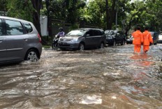 Floods hit several areas of Jakarta, many roads inundated