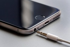 Can Apple make listening easy without a headphone jack? 