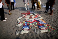 Judges assess the shapes and patterns of two dimensional kites at the 2016 National Kite Festival held on Parangkusumo Beach in Bantul, Yogyakarta, on Aug. 27. JP/ Aditya Sagita