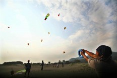 Participants try to maintain control of their kites at the 2016 National Kite Festival on Parangkusumo Beach in Bantul, Yogyakarta. JP/ Aditya Sagita