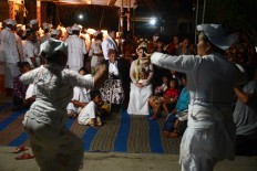 Women dance during a cultural ritual at the Javanese Hindu temple on Pulau Merah. JP/Tarko Sudiarno
