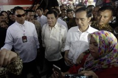 Jokowi welcomes Duterte with 'blusukan' at textile market