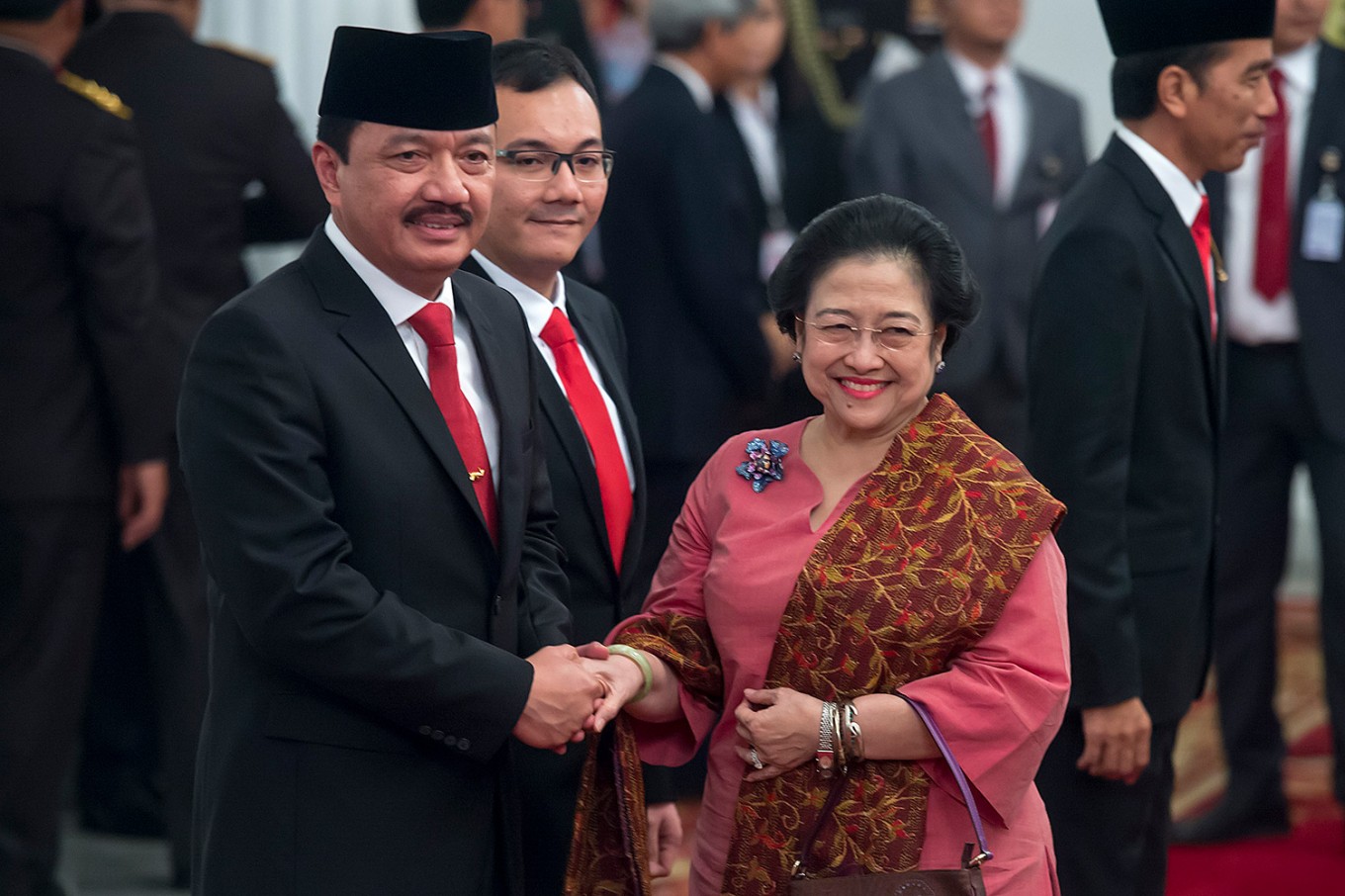 Former president Megawati Soekarnoputri (right) congratulates newly appointed National Intelligence Agency (BIN) chief Gen. Budi Gunawan (left) after an inauguration ceremony at the State Palace on Sept. 9. 