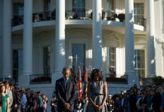 Obama observes 9/11 moment of silence in Oval Office 