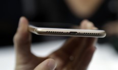 Overnight queues for new iPhone 7 and 7 Plus in Singapore