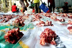 Mosque committee members divide the meat before distributing it to locals at the Marga Utama Foundation in Denpasar, Bali, on Sept. 12. JP/Zul Tri Anggono