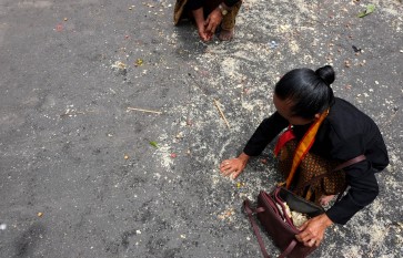 Battle for blessings in grand Gerebeg