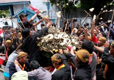 People scramble for female-specific offerings at the Surakarta Palace. JP/Ganug Nugroho Adi
