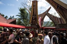 Villagers and relatives gather as they prepare for a parade called Ma’ Palao during a long day carrying out a traditional funeral ceremony called Rambu Solo to commemorate the passing of V.T Sarangullo in La’Bo village, Toraja, South Sulawesi. JP/Agung Parameswara