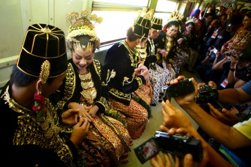 Mass wedding at Yogyakarta's Tugu Station