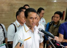 Agriculture Minister Andi Amran Sulaiman gives a press statement to the journalists after a memorandum of understanding (MoU) signing with Indonesian Feed Millers Association (GPMT) held at the ministry's office on Sept. 19.