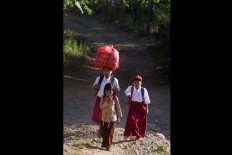 Sita Faisa carries a bag of snacks to be sold to her schoolmates. JP/ Sigit Pamungkas

