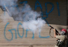 A Kashmiri Muslim protester throws an exploded tear smoke shell on Indian police during a protest in Srinagar, Indian controlled Kashmir, Sunday, Sept. 25, 2016. Kashmir is witnessing the largest protests against Indian rule in recent years, sparked by the July 8 killing of a popular rebel commander by Indian soldiers.  AP Photo/Mukhtar Khan