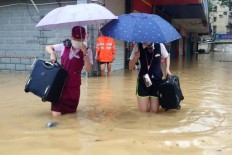 Massive typhoon hits eastern China, Taiwan, killing 5 