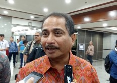 Tourism minister calls for forceful measure to push airfares down