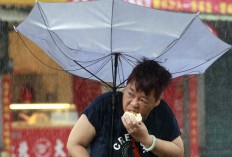 Taiwanese woman snacks during typhoon becomes online sensation