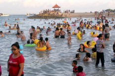 Residents swim on Sanur Beach during umanis galungan on Sept. 8. JP/Zul Trio Anggono