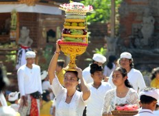 Several Balinese women carry offerings to the Pura Jagatnatha Temple as part of the Galungan Festival in Denpasar, Bali, on Sept. 7. The Galungan Festival is celebrated by Hindus as a victory of good (Dharma) over evil (Adharma). JP/Zul Trio Anggono