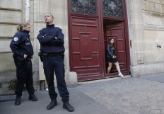 Armed jewelry thieves target Kardashian West in Paris 