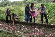 Rights activists visits mass grave of May 1998 tragedy victims in Surakarta
