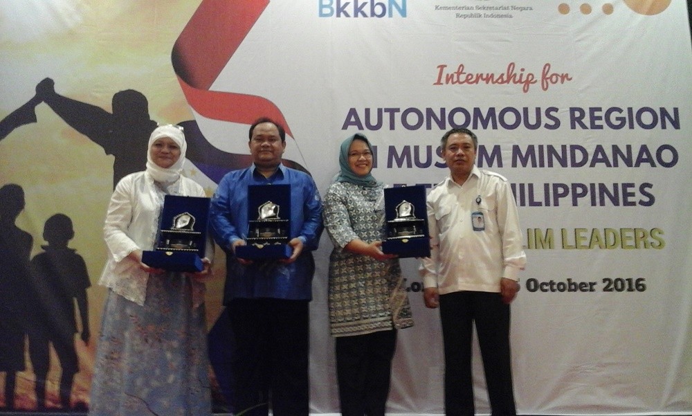 Young Muslim leaders pose for a picture during an Indonesia-Philippines exchange program on family planning in West Lombok, West Nusa Tenggara on Oct. 10.