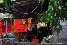 A view of a Karangasem resident’s yard where parents are drying various fabrics and paraphernalia for daha [young unmarried women] and teruna [young unmarried men] who will follow the Usaba Dangsil procession for several weeks. The last ceremony was held 14 years ago at Bungaya, one of the oldest villages in Karangasem, Bali. JP/ Luh De Suriyani