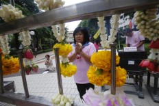 Thai stocks tumble, prince rushes home amid king worries 