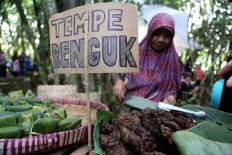 At Papringan Market, visitors can enjoy tempe benguk [non-soybean tempeh],  a Caruban village traditional cuisine. JP/Ganug Nugroho Adi