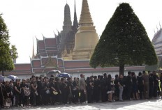 Thai king's body at Grand Palace for people to pay respects 