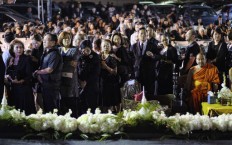 Somber Thais flock to palace to honor dead king 
