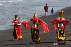 Dancers rehearse on the beach to ensure a clean performance. JP/ Wendra Ajistyatama