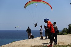 Record-breaking number of gliders colors Bali sky