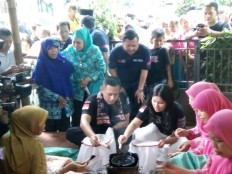 Agus approaches Betawi people; promises to promote their batik