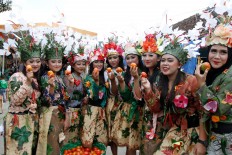 Dancers pose with tomatoes in Cikareumbi Kampung of Lembang subdistrict in West Bandung regency on Oct. 19. JP/Arya Dipa