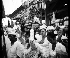 A woman carries a sacred statue at Petilan Temple during the Pengerebongan ritual in Kesiman village, Denpasar. JP/ Agung Parameswara