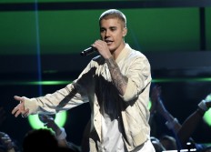 Screaming fans prompt Justin Bieber to walk off stage 