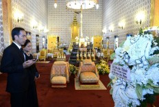 Jokowi lays wreath for Thailand's King Bhumibol