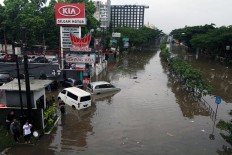 Cars submerged, thousands evacuated in Bandung flood