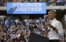 Boosting Clinton, Obama aims to build up Democratic Party 