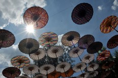 A vivid scene of colorful umbrellas against the background of the blue sky perfectly translates the 2016 Indonesian Umbrella Festival’s (FPI) theme, “Sky Umbrella, Exploring
Indonesia”, into reality. JP / Kus Hendratmo
